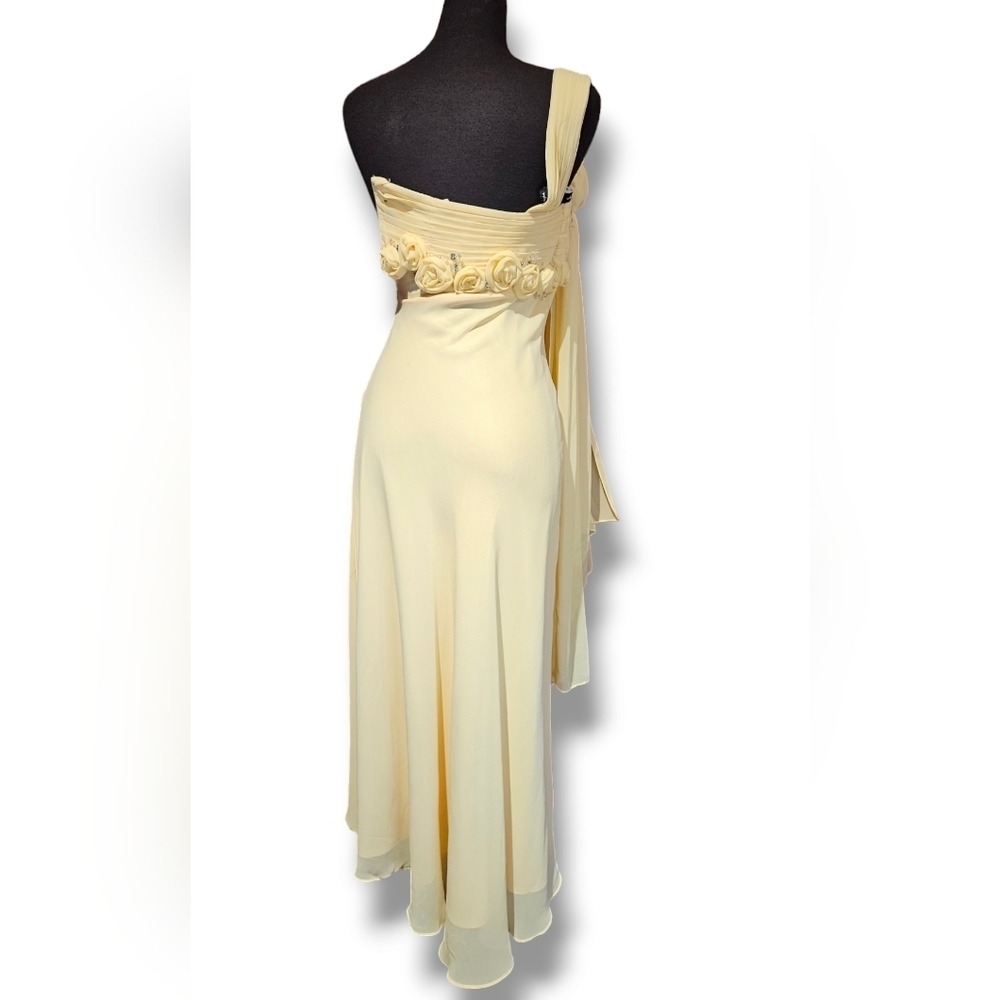 Strapless Yellow evening gown. Flower Detail. Size 6 - Picture 4 of 15